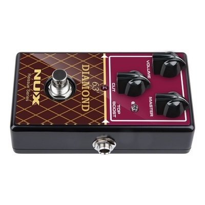 Pedal de efeito para guitarra NUX com botões pretos e design castanho e dourado