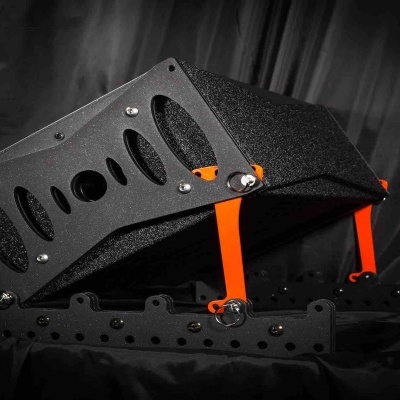 caixa rígida preta com detalhes laranja e aberturas ovais