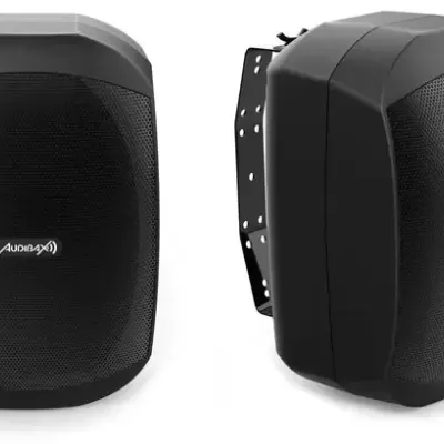 Dois altifalantes pretos com grelha metálica e logótipo AUDIAX