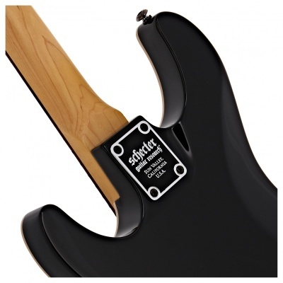 Guitarra elétrica preta com pescoço de madeira clara e chapa metálica com texto