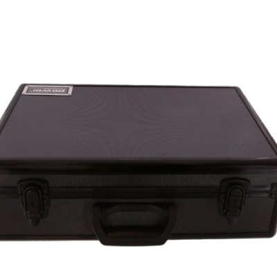 Mala preta rígida com pegas e travas