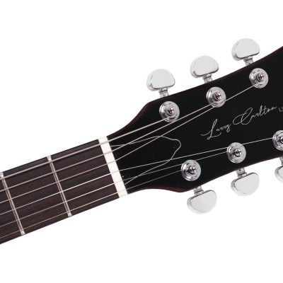 Cabeça de guitarra acústica preta com cravelhas prateadas e texto Luna Guitars CP