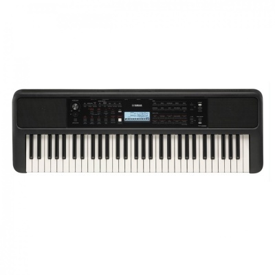 Teclado musical preto Yamaha com 61 teclas e tela digital.