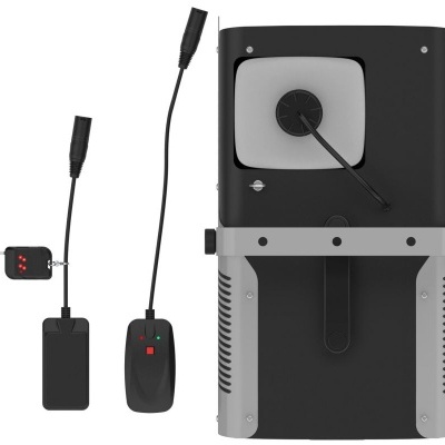 Dispositivo eletrónico preto e cinza com ventilador branco e dois transmissores.