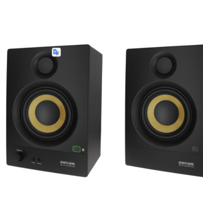 Colunas de áudio pretas com detalhes amarelos e controles vários