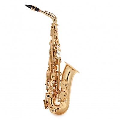 Saxofone tenor dourado com boquilha preta sobre fundo branco