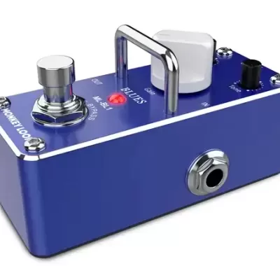 Pedal de efeito para guitarra azul com botões e texto visível