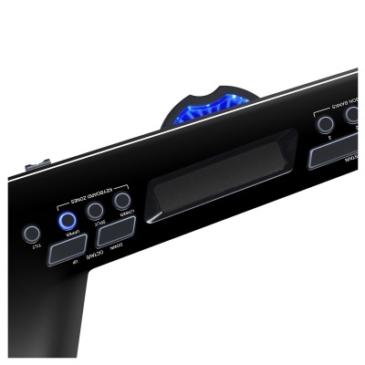 Painel de controlo digital preto com botões e luzes LED azuis de equipamento eletrónico