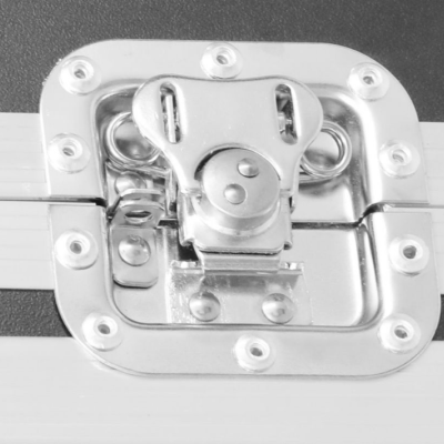 Fecho metálico prateado com parafusos numa mala ou caixa