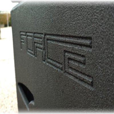 Caixa de som preta texturizada com a palavra 'TORLE' em relevo