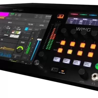 Equipamento áudio profissional preto com ecrã tátil e botões iluminados