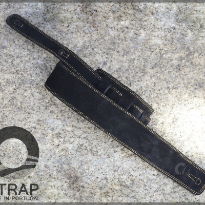 Correia preta para instrumento musical com costuras brancas e texto STRAP MADE IN PORTUGAL no fundo