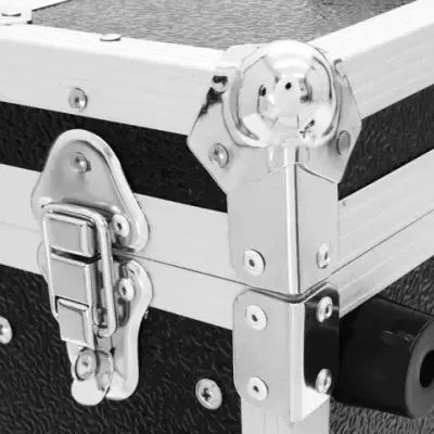 Mala rígida preta com fecho e cantos metálicos reforçados e roda preta