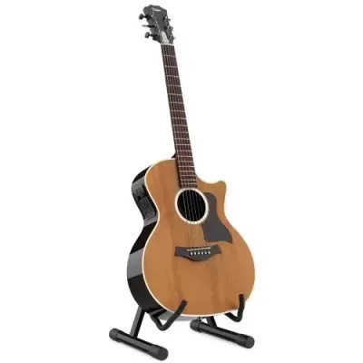 Guitarra acústica em madeira clara com laterais pretas sobre suporte preto