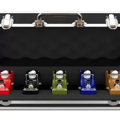 Conjunto de pedais de guitarra coloridos em estojo preto aberto