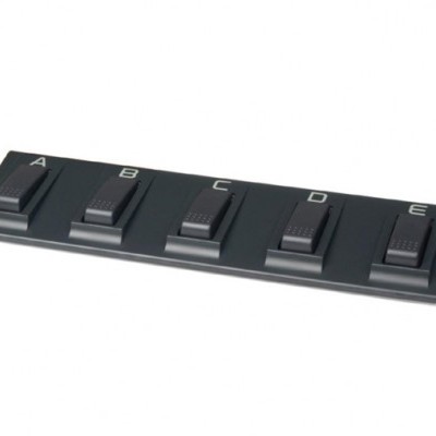 Base preta com cinco interruptores deslizantes A a E