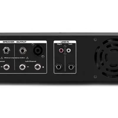 Amplificador de áudio preto com várias entradas e saídas e ventilador