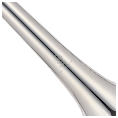 Tubo cilíndrico metálico prateado com selo gravado STAR CRUISE