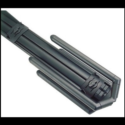 Suporte ou tripé dobrado preto com articulações em fundo branco