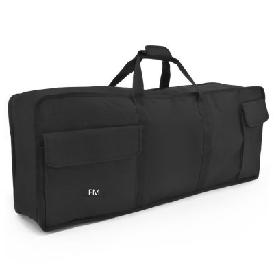 Bolsa preta de tecido com alças e bolsos frontais em fundo branco