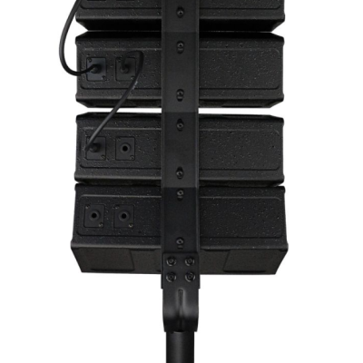 Colunas de altifalantes pretos empilhadas verticalmente com cabos e suporte metálico preto