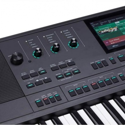 Teclado musical eletrónico preto com teclado e painel de controlo iluminado
