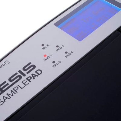 Controlador MIDI Alesis SamplePad com botões PAD e ecrã LCD azul.