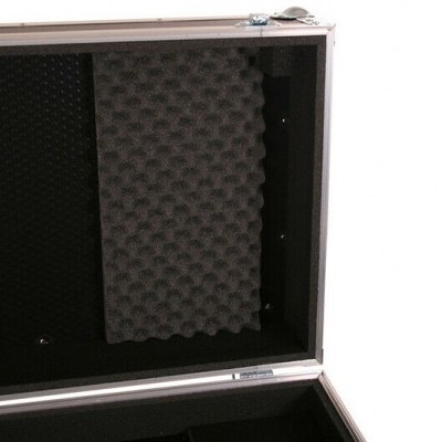 Estojo aberto com interior de espuma preta texturizada e fecho metálico prateado