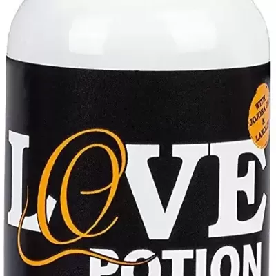 Frasco de spray com rótulo preto e texto LOVE POTION STRING CARE.