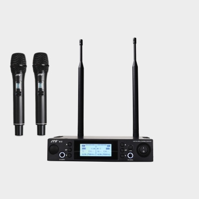 Dois microfones sem fios pretos e unidade receptora preta com ecrã e duas antenas.