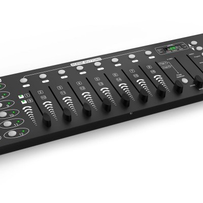 Consola de mistura de áudio preta com controlos deslizantes e botões