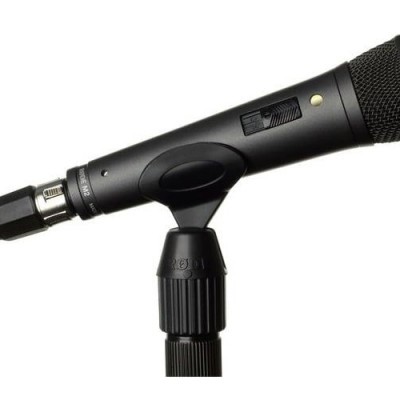 Microfone preto com cabo em suporte