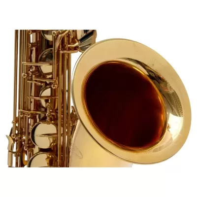 Saxofone dourado brilhante em fundo branco