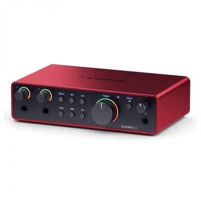 Interface de áudio Focusrite Scarlett 2i2 vermelha com painel frontal preto e botões iluminados