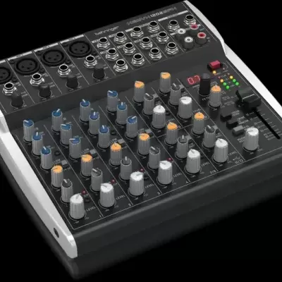 Mesa de mistura áudio com botões coloridos e conectores