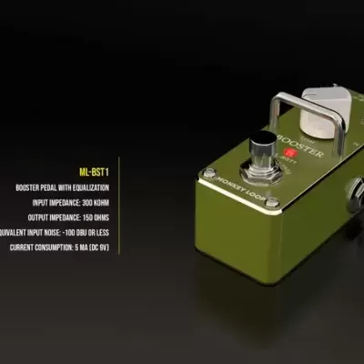 Pedal de booster verde-oliva com botões e alça metálica, texto técnico ao lado
