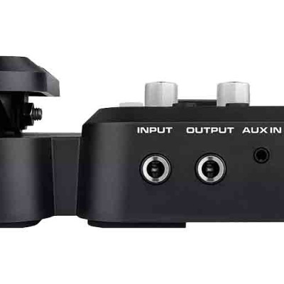 Pedal controlador de expressão musical preto com várias conexões e texto identificativo