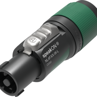 Conector de áudio preto e verde com fecho metálico prateado e texto branco