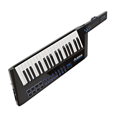 Teclado MIDI Alesis preto com 32 teclas e pads azuis iluminados
