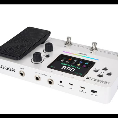 Pedaleira de guitarra MOOER branca com tela digital colorida e pedal preto