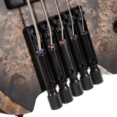 Close de ponte preta de baixo elétrico com cinco cordas coloridas em madeira escura