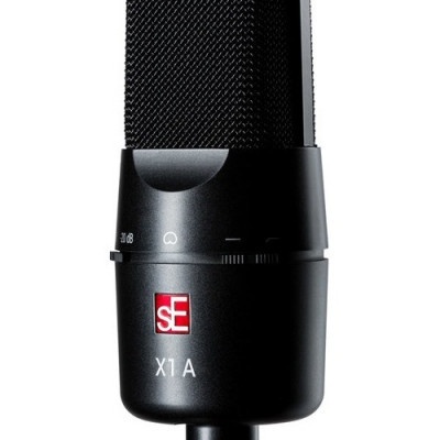 Microfone preto com grelha metálica e corpo cilíndrico sE X1 A