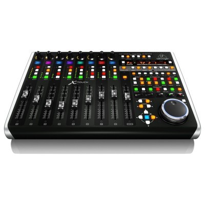 Mesa de mistura Behringer X-Touch preta e prateada com botões coloridos iluminados