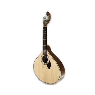 Guitarra portuguesa em madeira clara e escura isolada