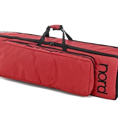 Estojo vermelho para teclado musical com alças e fecho, com logo 'nord'