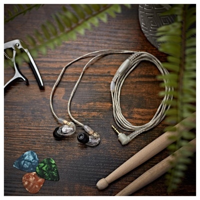 Auriculares intra-auriculares transparentes com cabo e palhetas coloridas sobre madeira