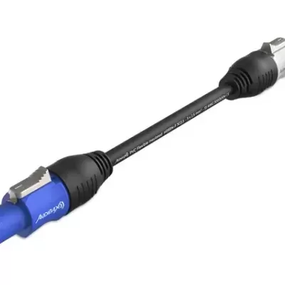 Cabo adaptador preto com conector azul e cinzento em fundo branco