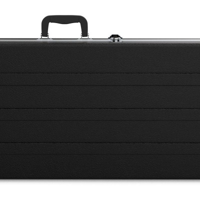 Estojo rígido preto para instrumento musical com alça e fechos prateados
