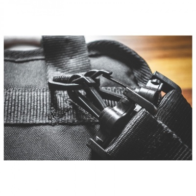 Fivela de mochila preta em tecido resistente com costuras reforçadas