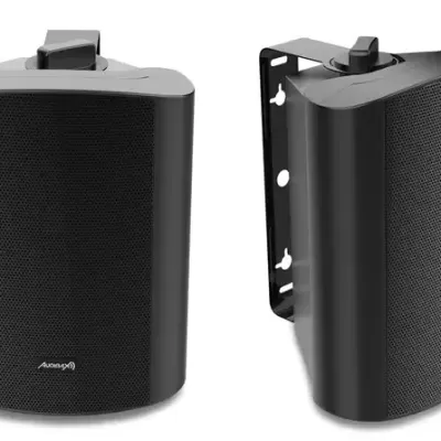 Par de colunas de som pretas com suporte metálico